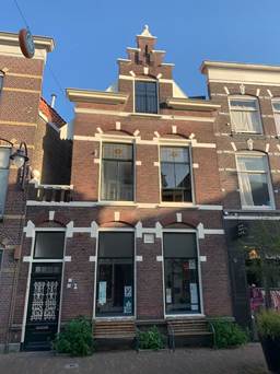 Afbeelding met gebouw, raam, buitenshuis, hemel

Door AI gegenereerde inhoud is mogelijk onjuist.