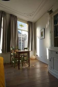 Afbeelding met overdekt, interieurontwerp, meubels, muur
Door AI gegenereerde inhoud is mogelijk onjuist.